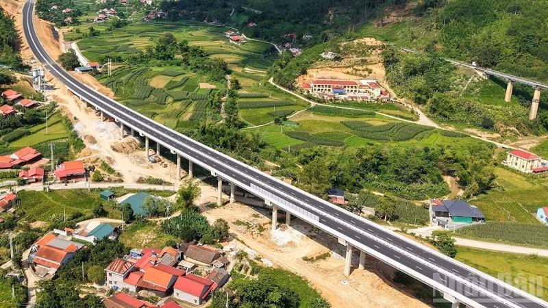 Viet Nam has recently been implementing several large-scale infrastructure projects simultaneously. (Photo: NDO)