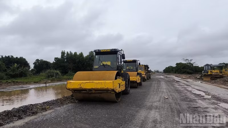 A public investment project in Thanh Hoa Province is entering the completion stage. (Photo: NDO)