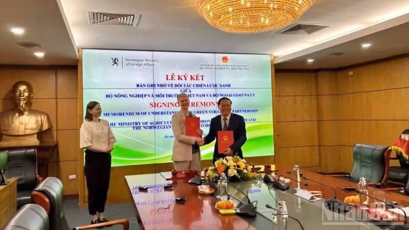 Deputy Minister Le Cong Thanh and Norwegian Ambassador to Viet Nam Hilde Solbakken sign the “Memorandum of Understanding on the Viet Nam–Norway Green Strategic Partnership”.