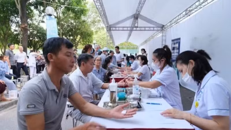 Screening and blood testing for diabetes for people. (Photo: National Hospital of Endocrinology)