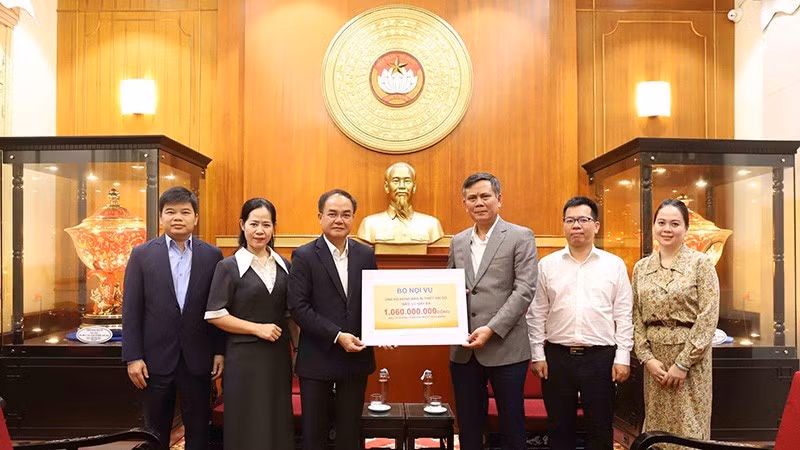 Deputy Minister of Home Affairs Vu Chien Thang presented over 1 billion VND from the Ministry of Home Affairs to support people in the Central and Central Highlands regions. (Photo: moha.gov.vn)
