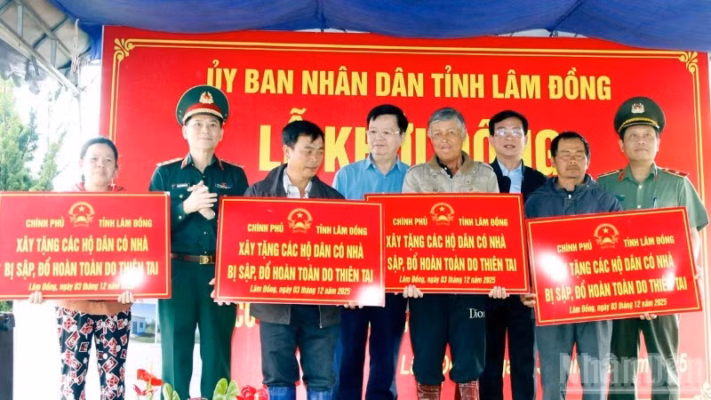 Deputy PM Mai Van Chinh and leaders of ministries, sectors, central agencies, and Lam Dong Province present symbolic boards for the construction of new houses for four families whose houses were completely destroyed by natural disasters.