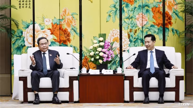President of the Vietnamese National Assembly Tran Thanh Man (L) and Secretary of the Party Committee of Shaanxi province Zhao Yide (Photo: VNA)