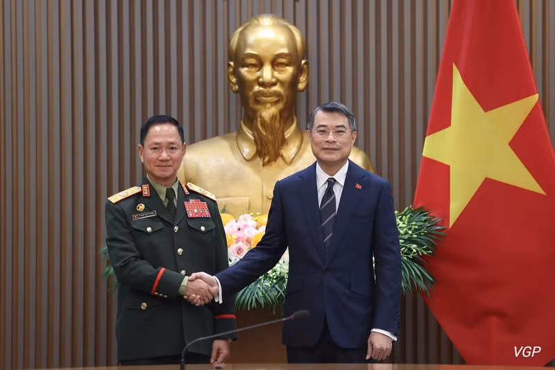 Prime Minister Le Minh Hung (right) and Lao Deputy Prime Minister and Minister of National Defence General Khamlieng Outhakaisone at their meeting on October 13 (Photo: chinhphu.vn)