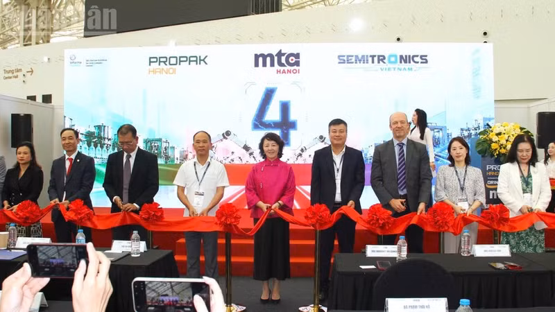 Delegates cut the ribbon to officially open the three international exhibitions of MTA Ha Noi 2026, SemiTronics Viet Nam 2026 and ProPak Ha Noi 2026, at the Viet Nam Exhibition Centre (VEC). (Photo: BAO NGAN)