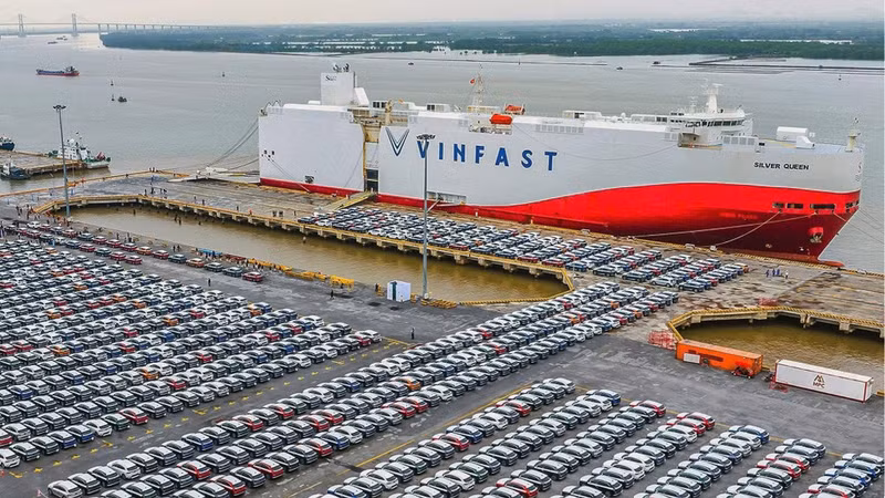 VinFast electric vehicles from Vingroup are being loaded onto a cargo ship at Hai Phong Port for export to international markets. (Photo: AN KHANH)