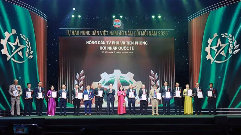 Outstanding farmers were honoured at the event (Photo: NDO) 