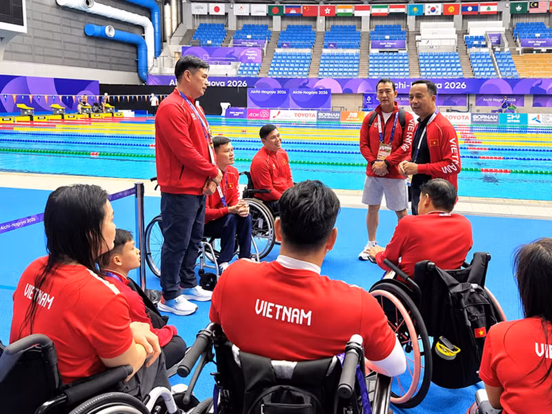 Nguyen Trong Ho (right), head of Viet Nam’s delegation to the Asian Para Games 2026, offers encouragement to athletes. (Photo: Viet Nam Para Sports Delegation)