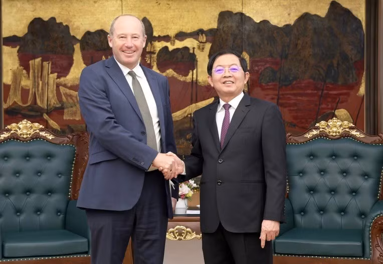 Deputy Prime Minister Ho Quoc Dung (right) meets with Mark Armstrong, Pasqal’s Chief Commercial Officer for Europe, the Middle East, and Africa and Asia-Pacific, in Ha Noi on October 12. (Photo: chinhphu.vn)