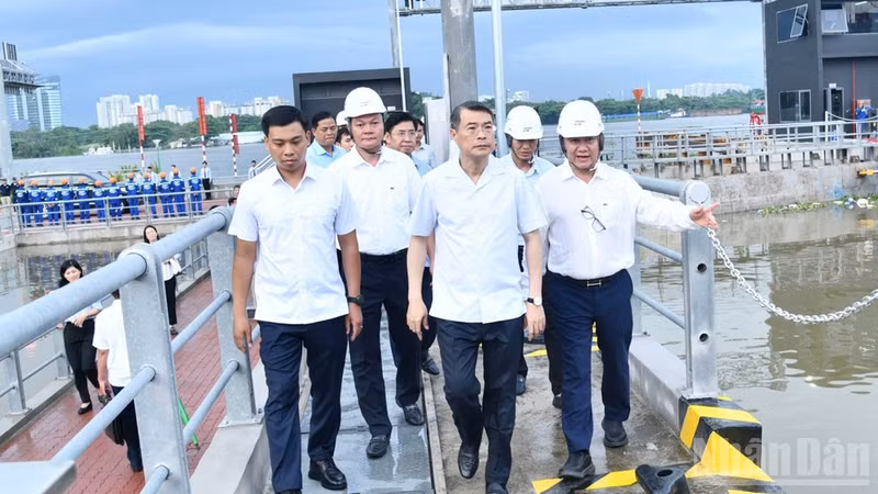 Prime Minister Le Minh Hung inspects the tide flood-control project in Xom Chieu ward, Ho Chi Minh City (Photo: NDO)
