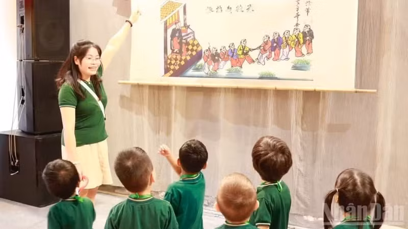 Children explore traditional cultural beauty during the mid-autumn festival in Ha Noi's old quarter. (Photo: GIANG NAM)
