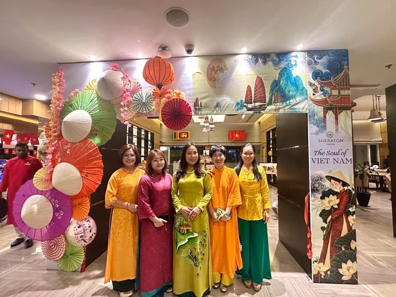 Ambassador Trinh Thi Tam and Embassy officials at the event. (Photo: Vietnamese Embassy in Sri Lanka)