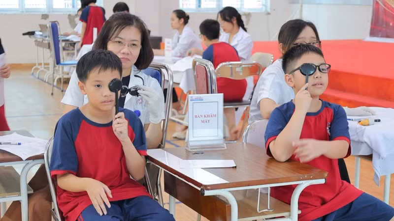 Eye examinations for schoolchildren in Ha Noi. (Photo: NDO)