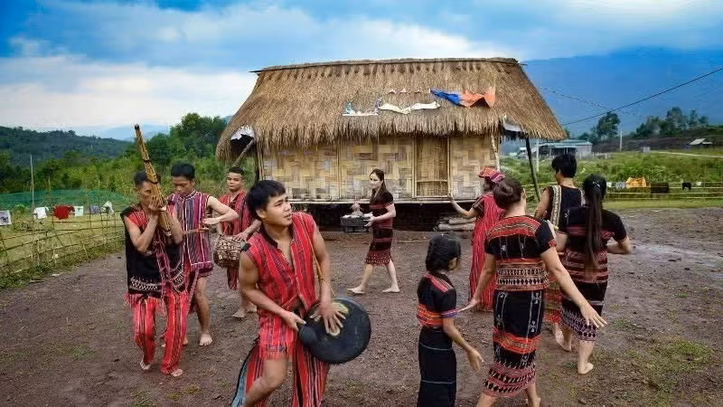 A traditional cultural activity of the Ta Oi ethnic people. (Photo: THANH DAT)