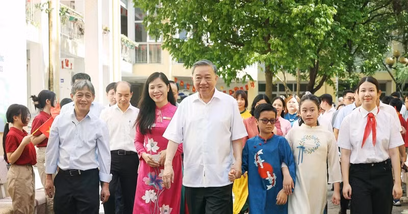 arty General Secretary To Lam on June 1 visits Nguyen Dinh Chieu Secondary School and Xa Dan Secondary School - two schools for students with disabilities in Ha Noi on the occasion of International Children's Day. (Photo: VNA)