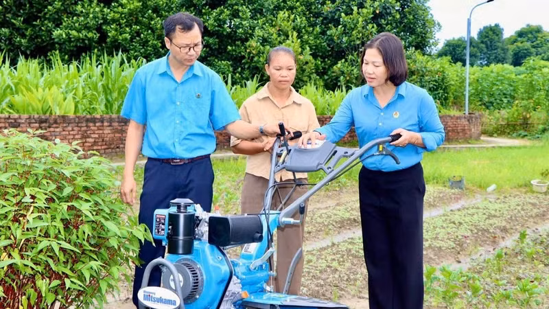The Thai Nguyen Provincial Federation of Labour provides a tiller to support a poor household. (Photo: THU HUE)