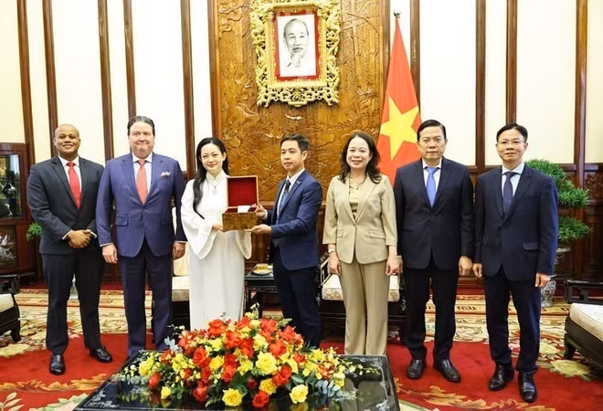 Amanda Nguyen hands over Vietnamese lotus seeds she had received from the Viet Nam National Space Centre (VNSC) and carried during her journey into space. (Photo: VNA)