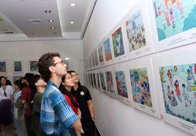 At the exhibition featuring works from the 2025 Francophone painting contest. (Photo: VNA)