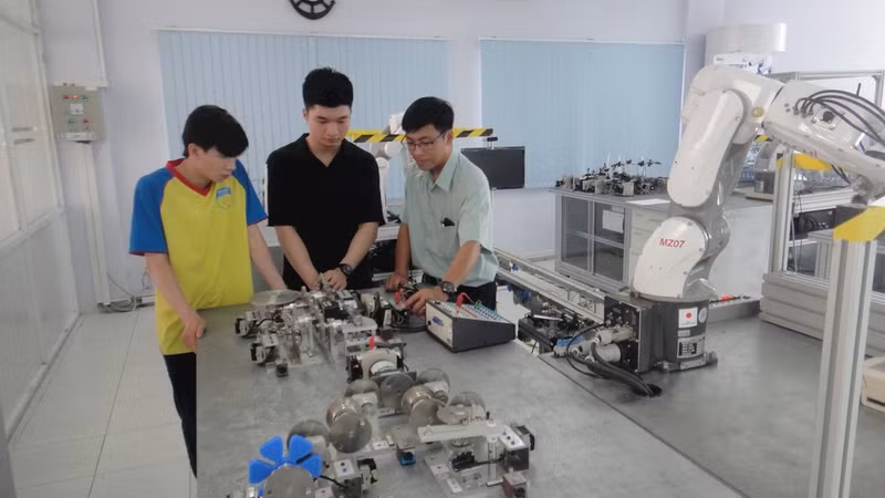 Training automation personnel at the Saigon Hi-Tech Park in Ho Chi Minh City. (Photo: CAO TAN)