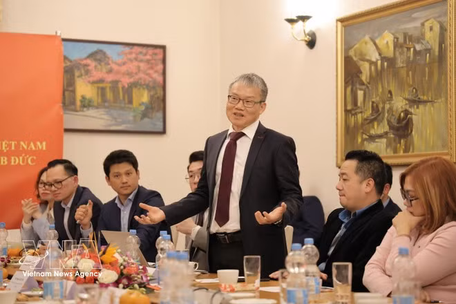 Professor Dr. Nguyen Xuan Thinh of TU Dortmund University, also President of VGI (centre), addresses the event (Photo: VNA)