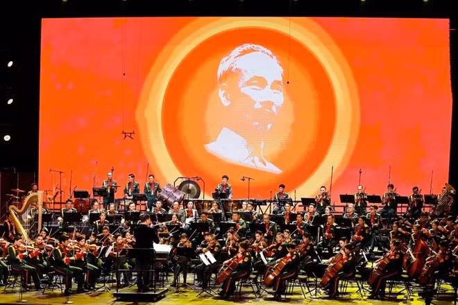 The first chapter opens with the overture “Praise to the Fatherland” (Photo: VNA)