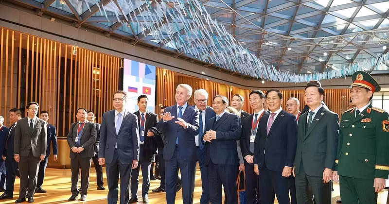 Prime Minister Pham Minh Chinh visits and works with leaders of Novatek Group. (Photo: VNA)