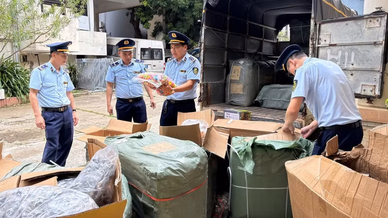 Market surveillance officers in Lang Son Province inspect seized goods that violate regulations. (Photo: QL)