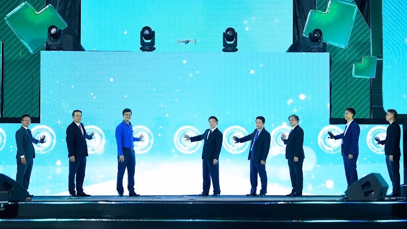The ceremony to kick off Viet Nam Card Day 2025 at Song Festival (Photo: NDO)