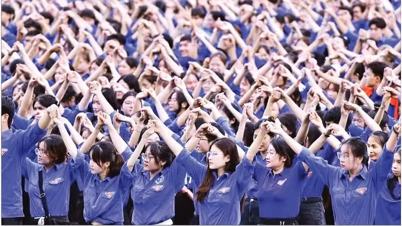 Young people and youth union members are a large force filled with youthful energy, patriotism, and strong national pride. (Photo: LINH PHAN)