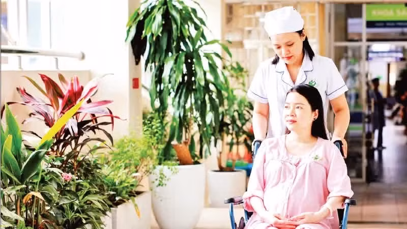 Nurses care for pregnant women at Ha Noi Obstetrics and Gynaecology Hospital. (Photo: HONG VAN)
