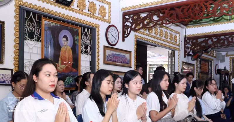 Students and members of the Cambodian, Lao and Thai communities living, studying and working in Ho Chi Minh City attend the celebration (Photo: VNA)