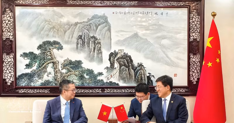 Vietnamese Ambassador to China Pham Thanh Binh (left) and First Secretary of the Communist Youth League of China (CYLC) Central Committee A Dong at their meeting in Beijing on April 12 (Photo: VNA)