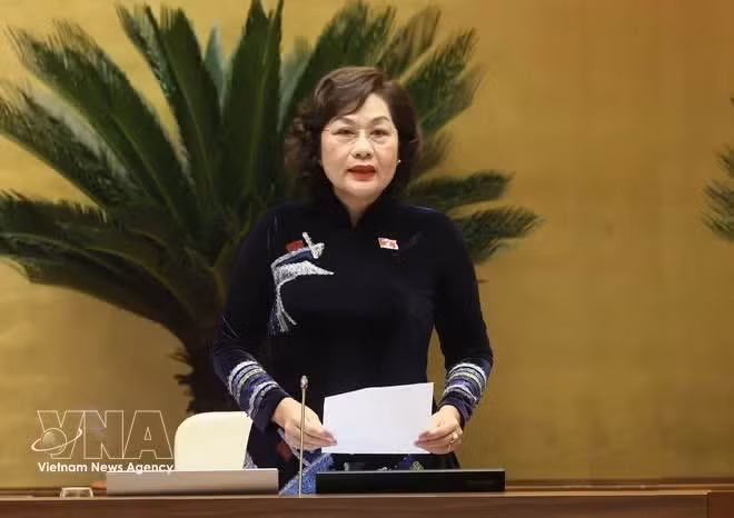 NA Vice Chairwoman Nguyen Thi Hong presides over the session. (Photo: VNA)