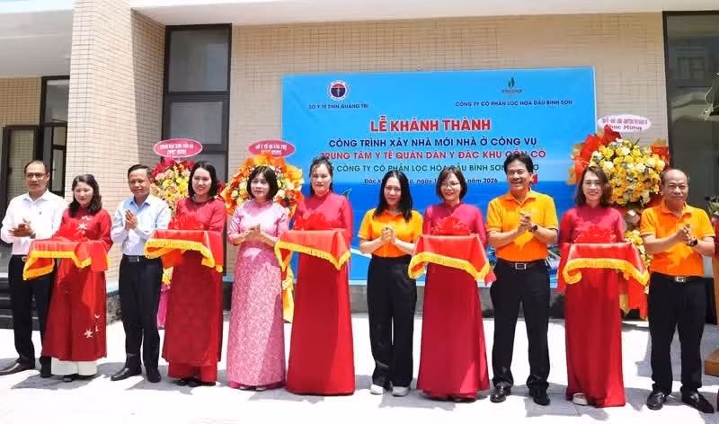 Delegates perform the ribbon-cutting ceremony for the Military–Civilian Medical Centre in the Con Co special zone.