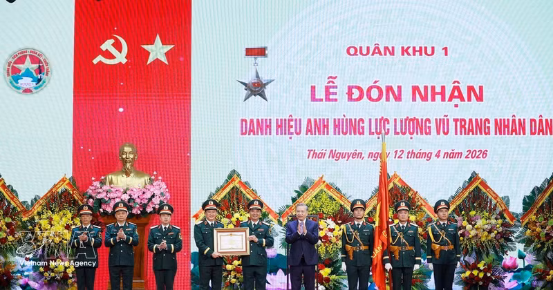 General Secretary and State President Lam presents the title “Hero of the People’s Armed Forces” to Military Region 1 (Photo: VNA)