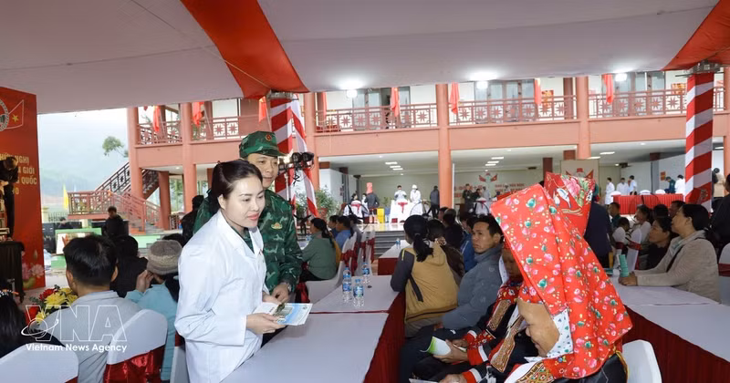 Vietnamese and Chinese military medics coordinate to provide medical examinations for local residents as part of the 10th Viet Nam-China Border Defence Friendship Exchange Programme. (Photo: VNA)