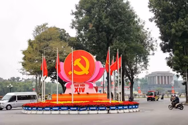 The emblem, Party flag and national flag are prominently displayed at the Dien Bien Phu – Doc Lap – Chu Van An intersection to welcome the 14th National Congress of the Communist Party of Viet Nam. (Photo: VNA)