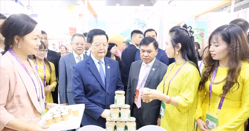 Deputy Prime Minister Mai Van Chinh visits a Vietnamese booth at the 22nd CAEXPO (Photo: VNA)