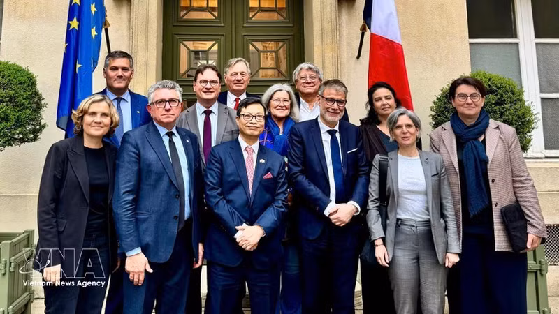 Viet Nam’s Ambassador to France Trinh Duc Hai (front row, 3rd from left) in a group photo with Michel Criaud, President of the France – Viet Nam Parliamentary Friendship Group (front row, 4th from left), and other participants of a working session in Paris on April 1. (Photo: VNA)