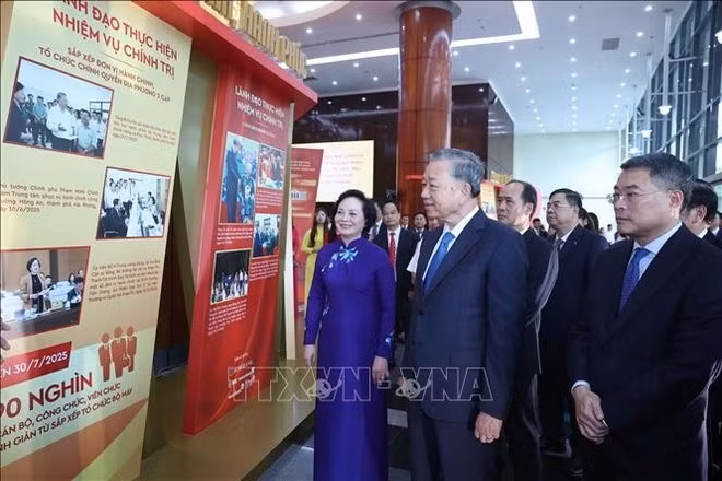 Party General Secretary To Lam visits an exhibition on the ministry's achievements. (Photo: VNA)