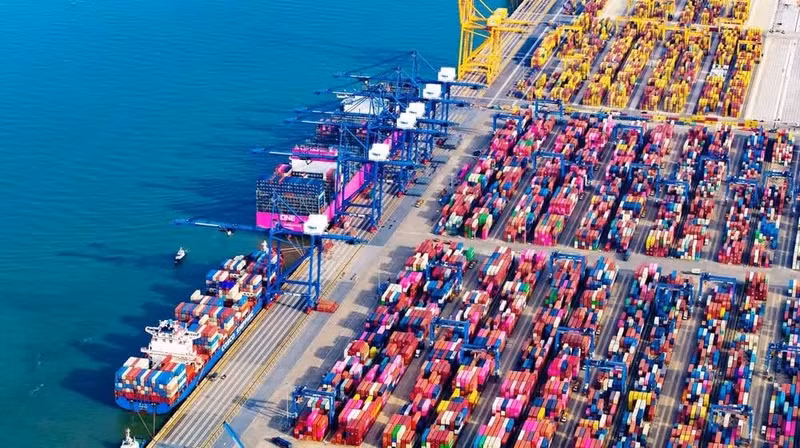 The Lach Huyen Port Complex is making a strong breakthrough, becoming a symbol of Hai Phong City's aspiration to conquer the seas, deepen international integration and achieve sustainable development in the new era. (Photo: LE DUNG)