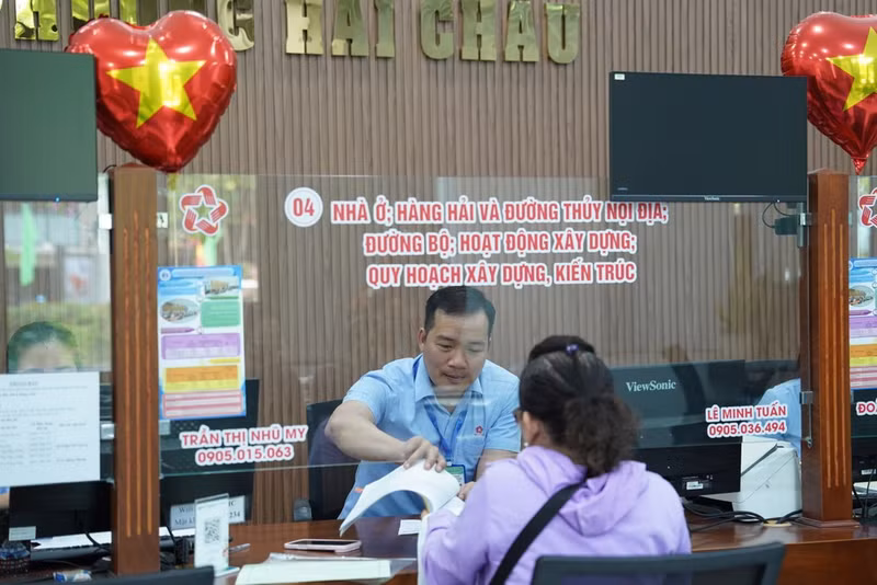 People come to handle administrative procedures at the Public Administration Service Centre of Hai Chau Ward, Da Nang City. (Photo: ANH DAO)