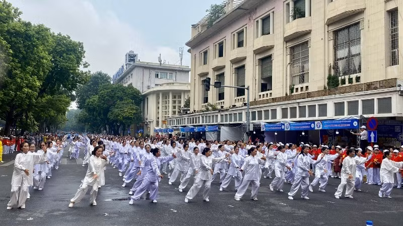The elderly participate in a health exercise festival in Ha Noi. (Photo: THUY HA)