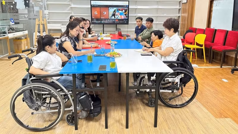 Soft-skills training for people with disabilities at Khat Vong Social Enterprise Joint Stock Company. (Photo: NDO)