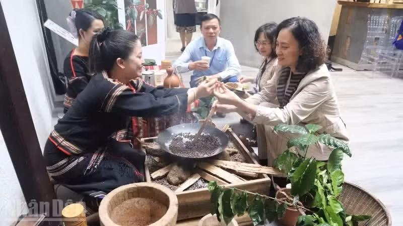 Visitors experience traditional coffee roasting of the E De people.
