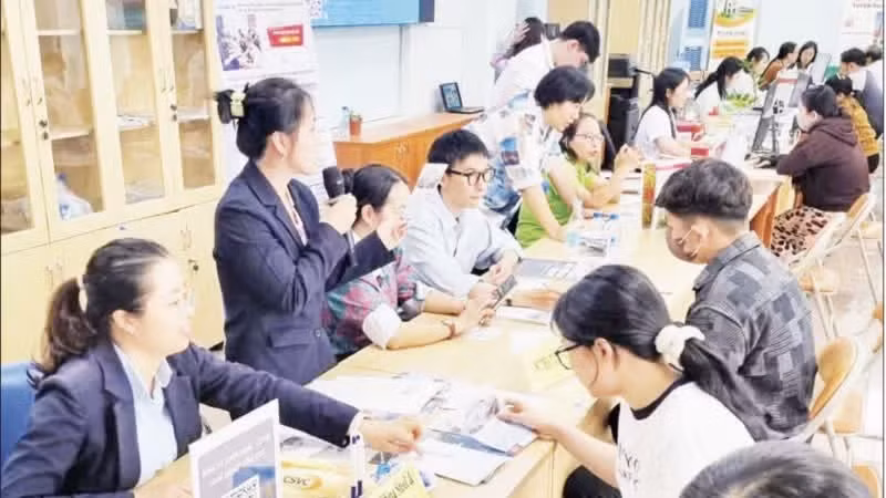Employees take part in a job counselling and matching session at the Ho Chi Minh City Employment Service Centre. (Photo: HOAI THU)