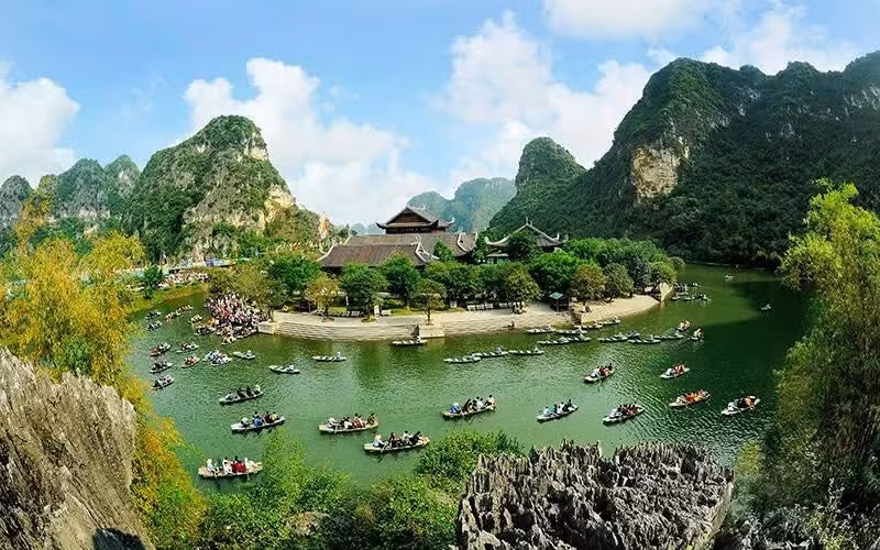 Tourists visit the Trang An Landscape Complex, a UNESCO World Heritage Site. (Photo: NINH MANH THANG)