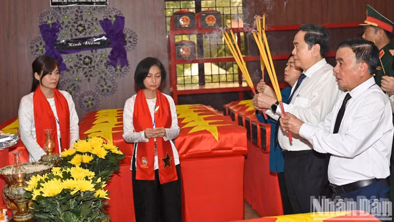 National Assembly Chairman Tran Thanh Man, Permanent member of the Party Central Committee's Secretariat Tran Cam Tu and delegates offer incense in tribute to fallen soldiers at the Martyrs' Remains House. (Photo: NDO)