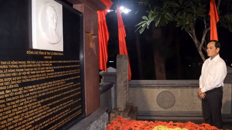 Politburo Member and Secretary of the Ho Chi Minh City Party Committee Tran Luu Quang pays tribute at the grave of former General Secretary Le Hong Phong. (Photo: NDO)