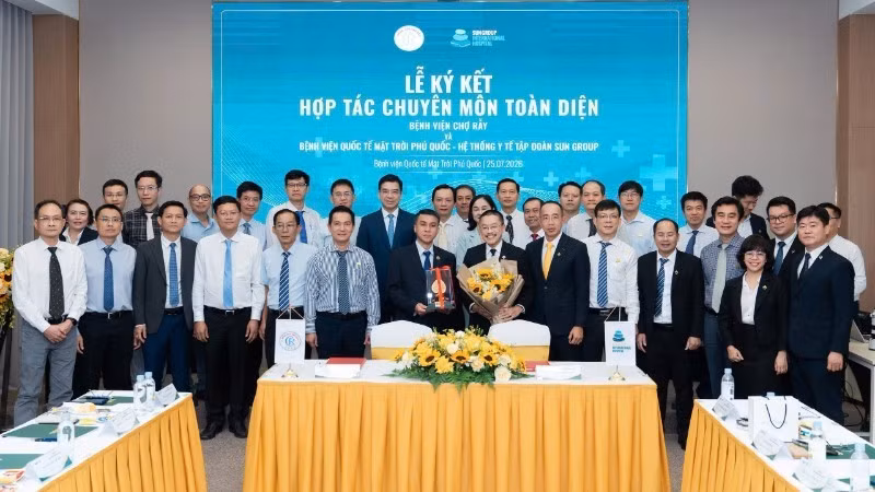 Phu Quoc Sun Group International Hospital signs comprehensive professional cooperation agreements with Cho Ray Hospital and Military Hospital 175. (Photo: NDO)
